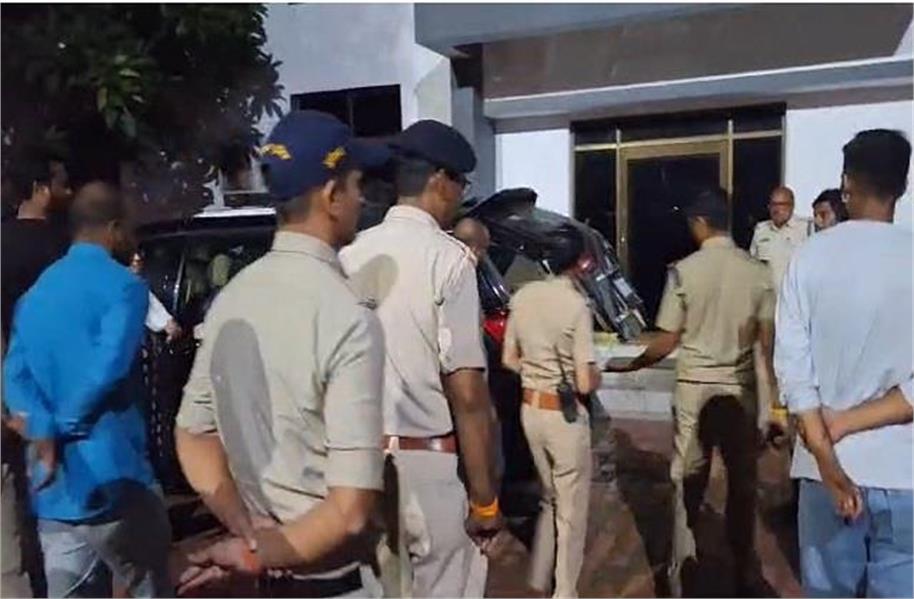 दमोह में घर को घेरे थे दर्जनों पुलिसकर्मी, फिर भी फिल्मी स्टाइल में गायब हो गया नजरबंद शख्स…जानिए पूरा मामला