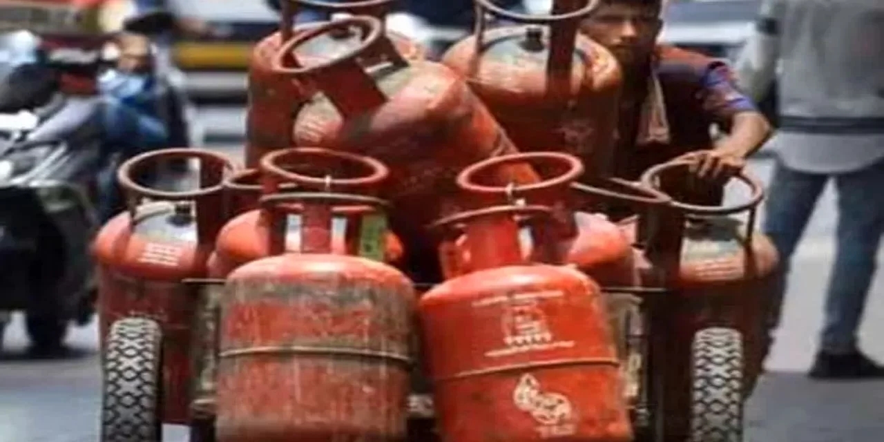 450 रुपए में LPG सिलेंडर और खाते में 1500 रुपए, सरकार ने रक्षाबंधन से पहले खोला खजाना, दोगुनी हुई खुशियां