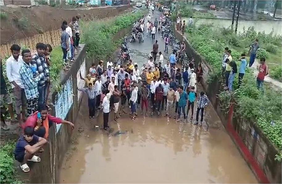 भारी बारिश से गुना में बिगड़े हालात, लोगों के घरों में घुसा पानी, एमपी-यूपी स्टेट हाइवे बंद