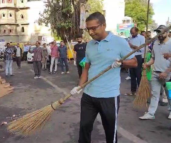 यूं ही सफाई में No-1 नहीं है Indore…सफाईकर्मियों की छुट्टी के दौरान कलेक्टर ने लगाई झाड़ू