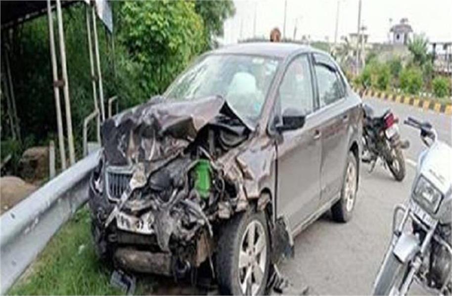 Highway पर दो कारों की भीषण टक्कर, उड़े कार के परखच्चे