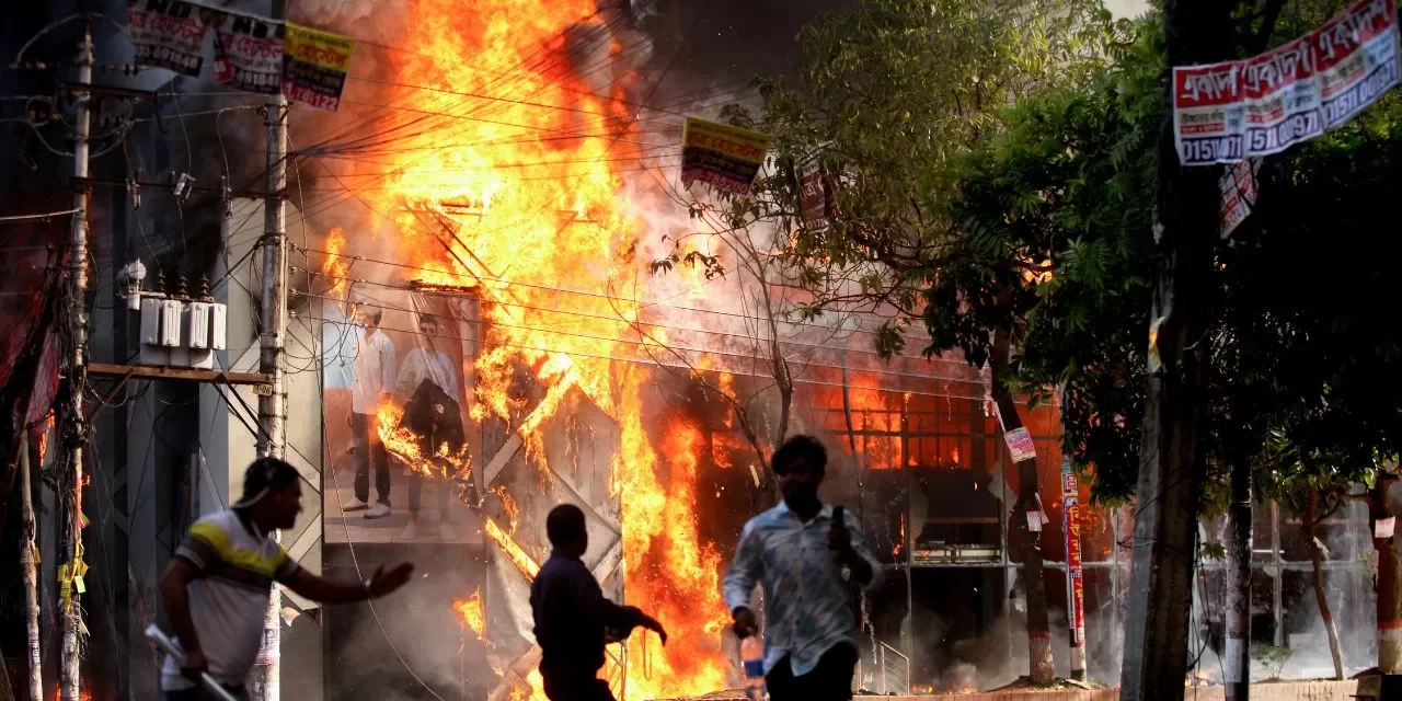 बांग्लादेश में बिगड़े हालात, शेख हसीना ने छोड़ा देश, प्रधानमंत्री आवास में घुसे प्रदर्शनकारी