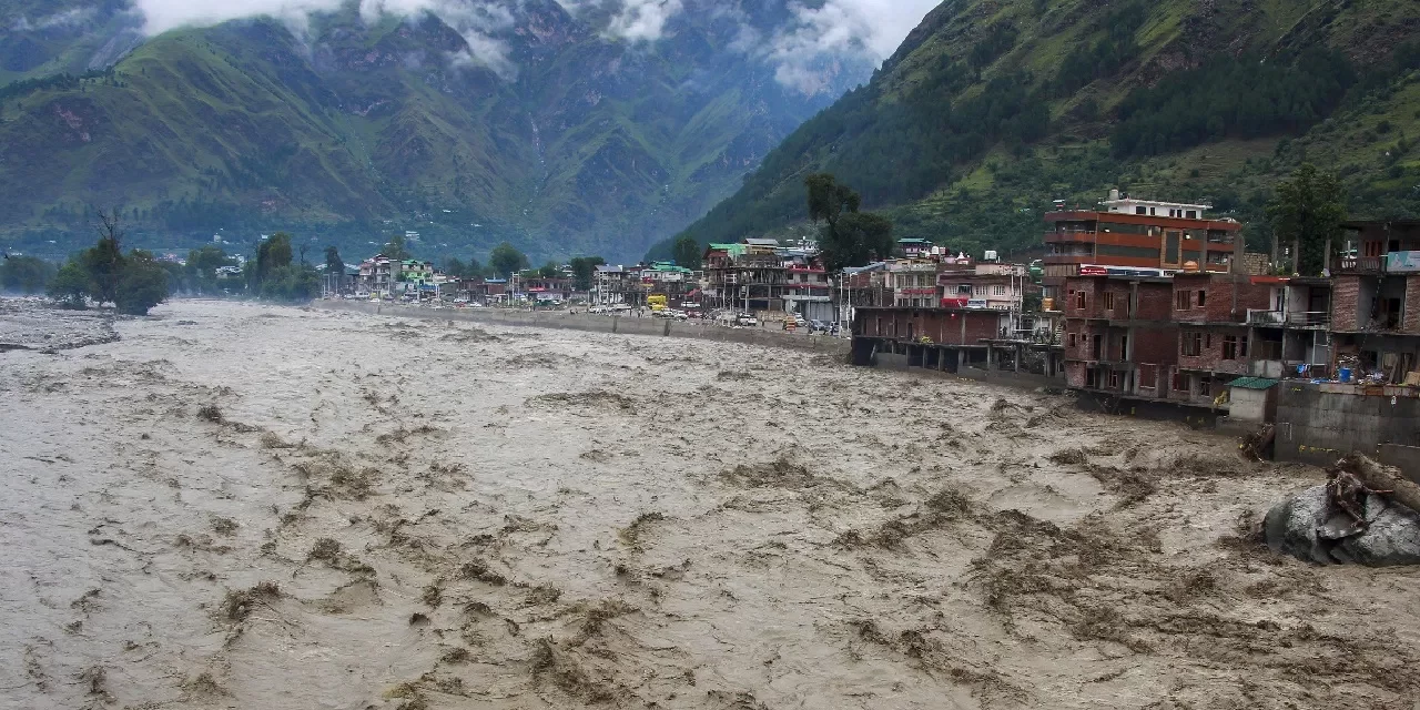 पहाड़ों पर कब थमेगी तबाही की बारिश? दिल्ली में बाढ़ का खतरा, UP-बिहार में रेड अलर्ट, जानें इन 10 राज्यों का मौसम