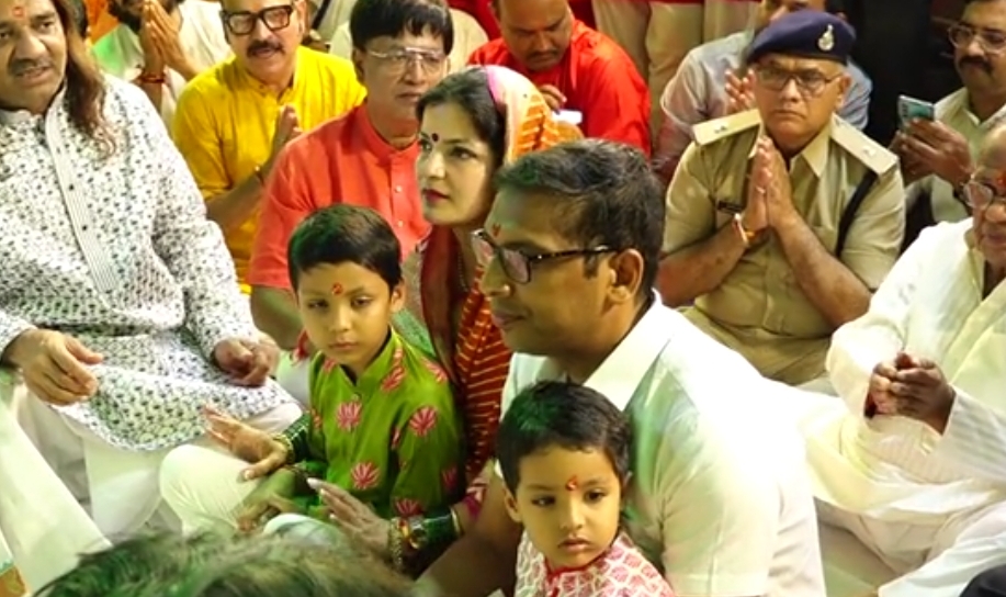 इंदौर कलेक्टर ने खजराना गणेश मंदिर में की पूजा अर्चना, भगवान गणेश को लगाया गया सवा लाख लड्डुओं ,मोदक का भोग