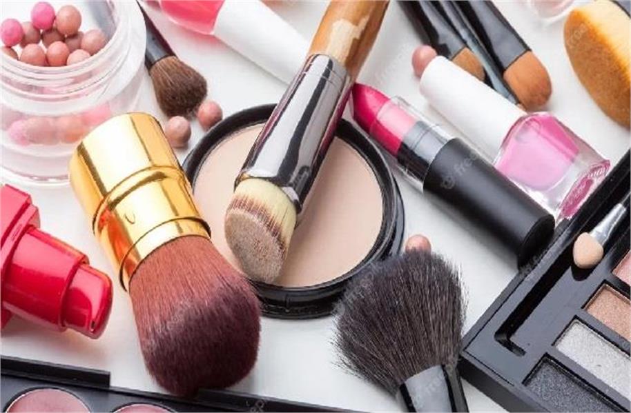 Jalandhar की मशहूर  Makeup Academy के बाहर बवाल, जानें क्या है माजरा