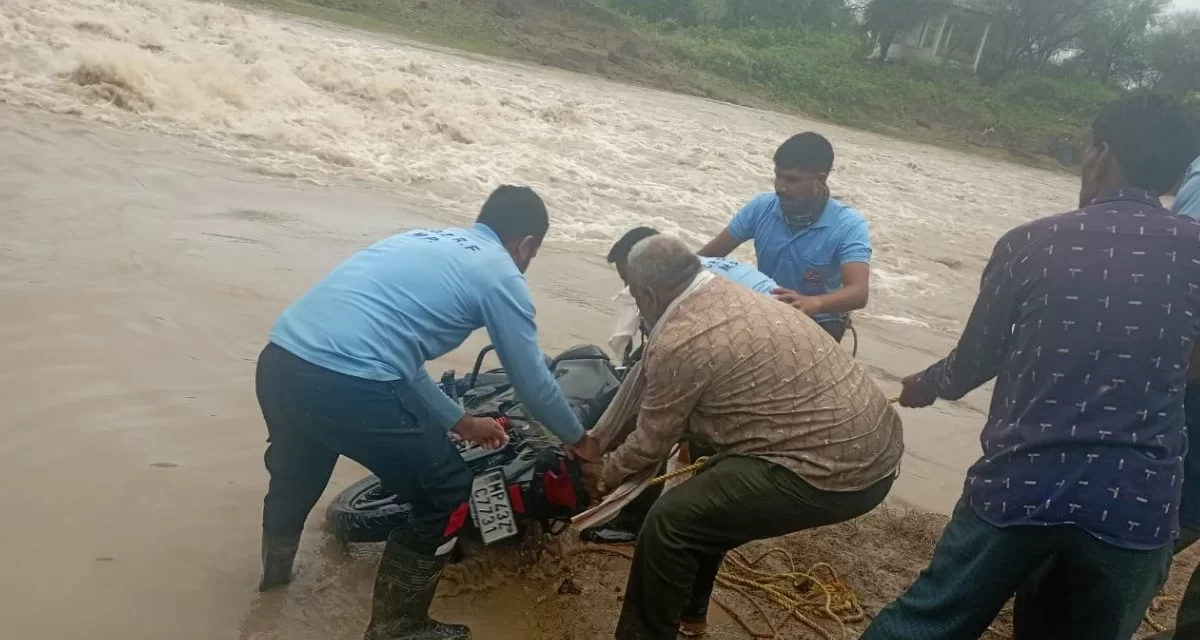 रतलाम के बड़ोदिया में नदी की पुलिया पार करते समय बहे दो लोग, एसडीआरएफ और पुलिस कर रही तलाश