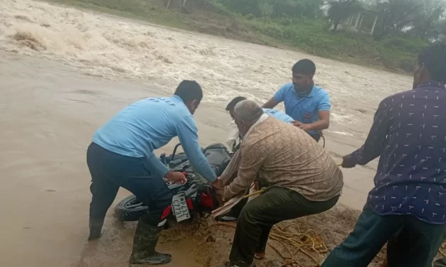 रतलाम के बड़ोदिया में नदी की पुलिया पार करते समय बहे दो लोग, एसडीआरएफ और पुलिस कर रही तलाश