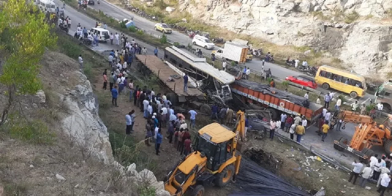 आंध्र प्रदेश के चित्तूर में बस और ट्रक की भीषण टक्कर, 7 यात्रियों की मौत; 10 गंभीर घायल