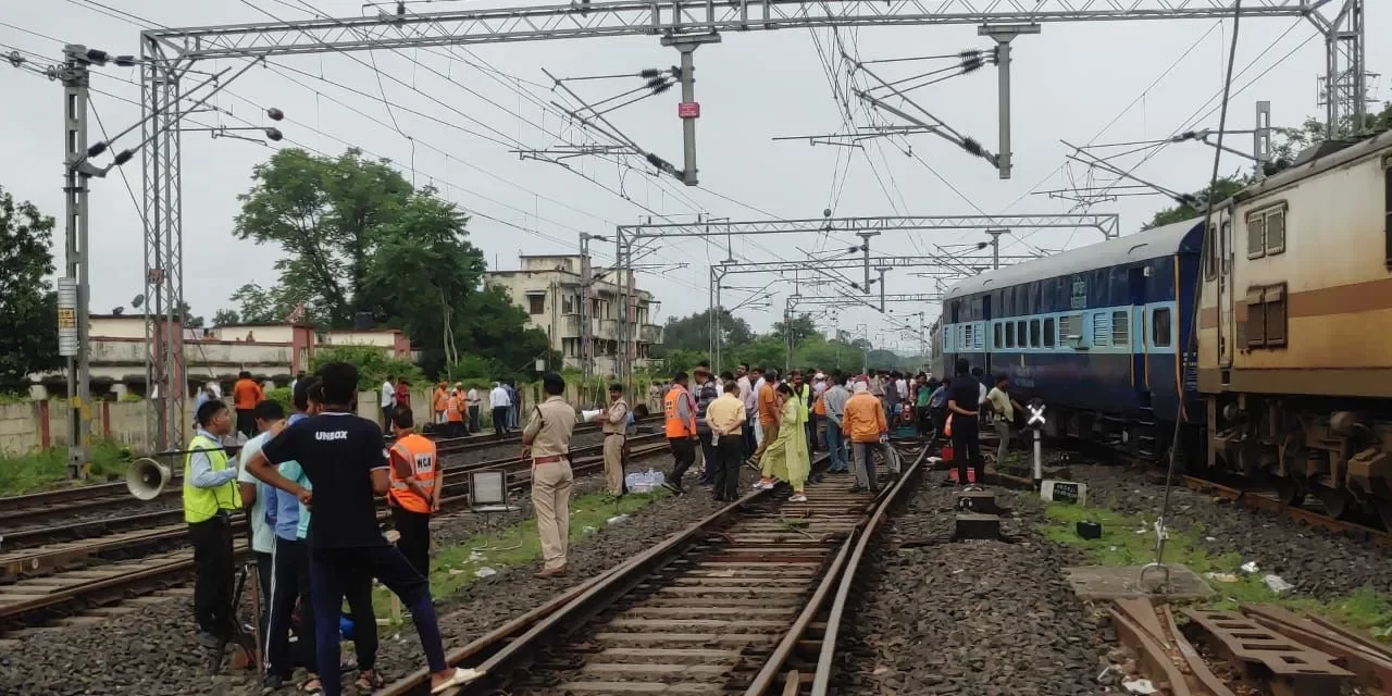 जबलपुर में रेल हादसा, इंदौर ओवरनाइट एक्सप्रेस के दो डिब्बे पटरी से उतरे; यात्रियों में मचा हड़कंप