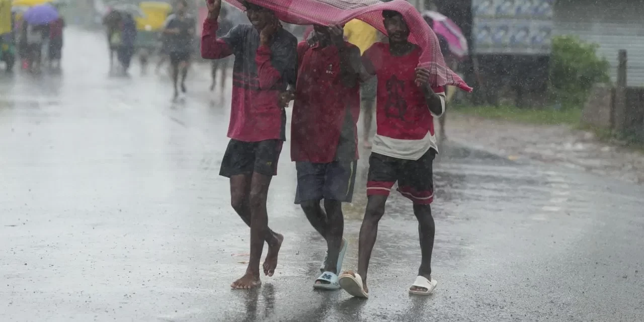 दरक रहे पहाड़, बारिश-बाढ़ से ‘हाहाकार’, बिहार-UP सहित इन 10 राज्यों के मौसम का हाल