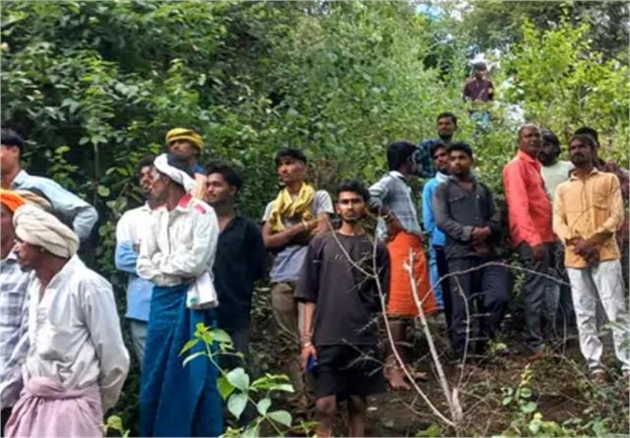 बड़वानी में पेड़ पर एक फंदे से लटके मिले मंगेतरों के शव, 5 महीने पहले हुई थी दोनों की सगाई