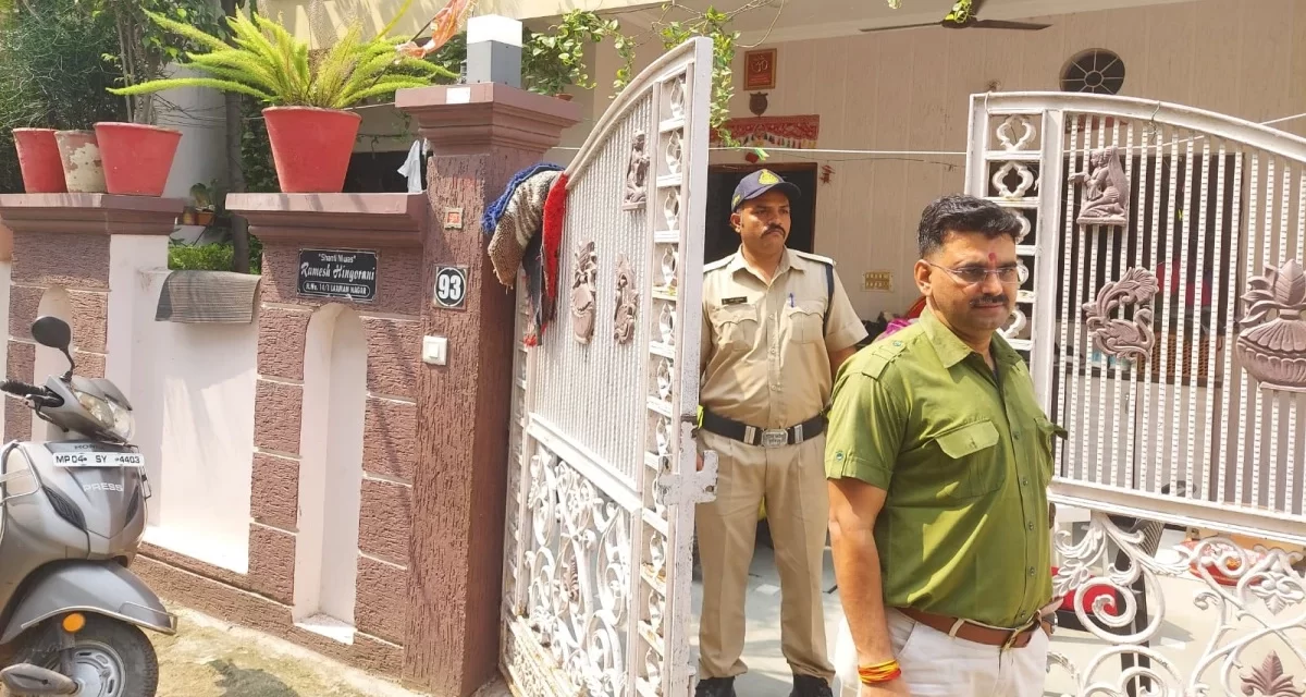 भोपाल के बैरागढ़ में सरकारी कर्मचारी के घर लोकायुक्त पुलिस की कार्रवाई, गोल्ड-डायमंड ज्वेलरी समेत करोड़ों की संपत्ति बरामद