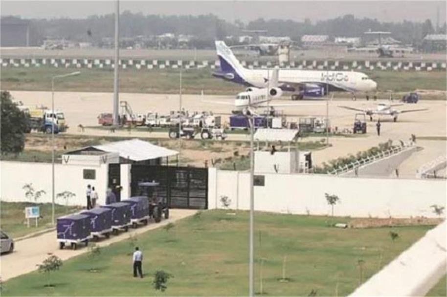 Chandigarh Airport पर Flight में बम! यात्रियों को निकाला जा रहा बाहर