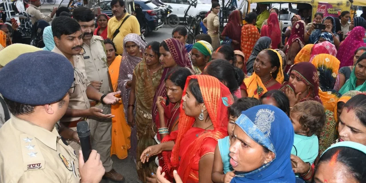 गोरखपुर: ‘माफ हो जाएगा कर्ज…’ सुनकर गोरखनाथ मंदिर पहुंचीं महिलाएं, लोकसभा चुनाव लड़ने वाले प्रत्याशी पर केस दर्ज