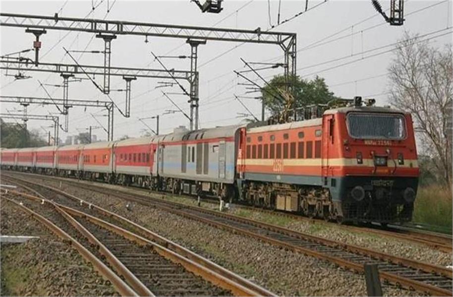 Railway Station पर हथियारों से भरा बैग बरामद, लोगों में मची अफरा-तफरी