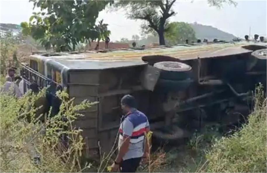 सागर में पलटी यात्री बस 25 यात्री घायल, 2 की हालत गंभीर