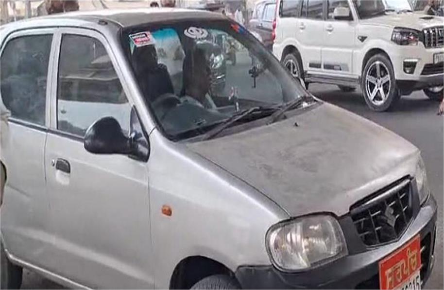 वाहन पर Sticker लगाने वालों के लिए जरूरी खबर, Traffic Police कर रही ये कार्रवाई