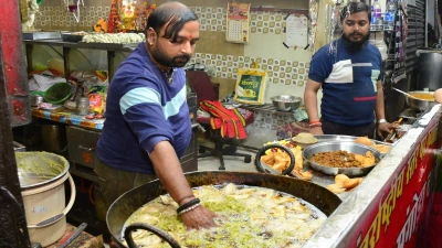 पिता ने दिया बेटे को गर्म तेल में हाथ डालकर समोसे तलने का हुनर, देखने दूर-दूर से आते हैं लोग