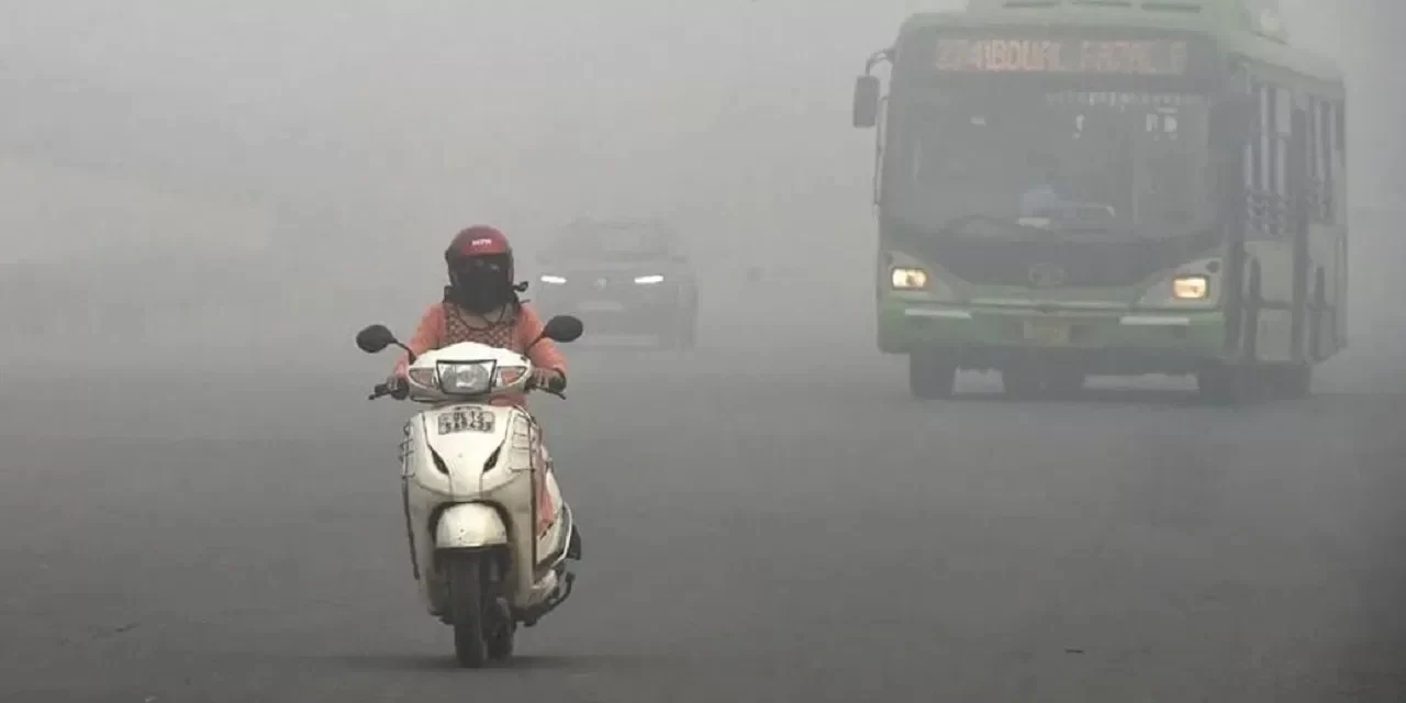 दिल्ली में लॉकडाउन जैसे हालात, ऑनलाइन हुई पढ़ाई, क्या अब वर्क फ्रॉम होम की बारी?