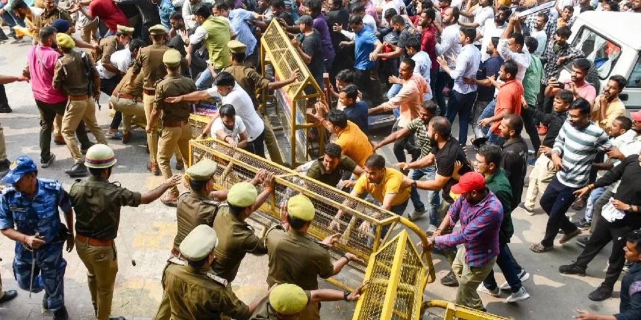 न बटेंगे न हटेंगे! प्रयागराज में UPPSC के गेट के सामने गूंज उठा ये नारा, मांग पर अड़े छात्र