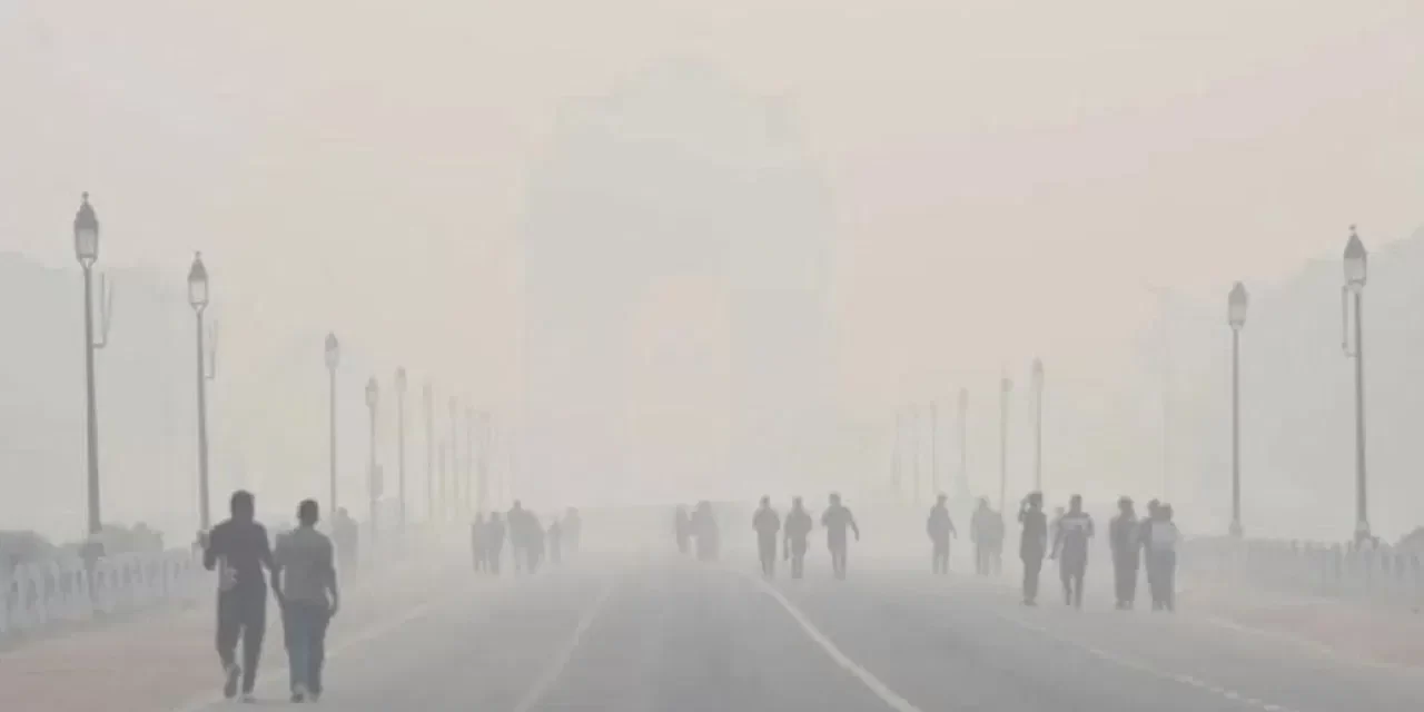 दिल्ली में जहरीली हवा से मची हाय-तौबा, AQI लेवल सबसे खराब श्रेणी में, कब आएगी सर्दी… जानें UP-बिहार समेत आपके शहर का हाल