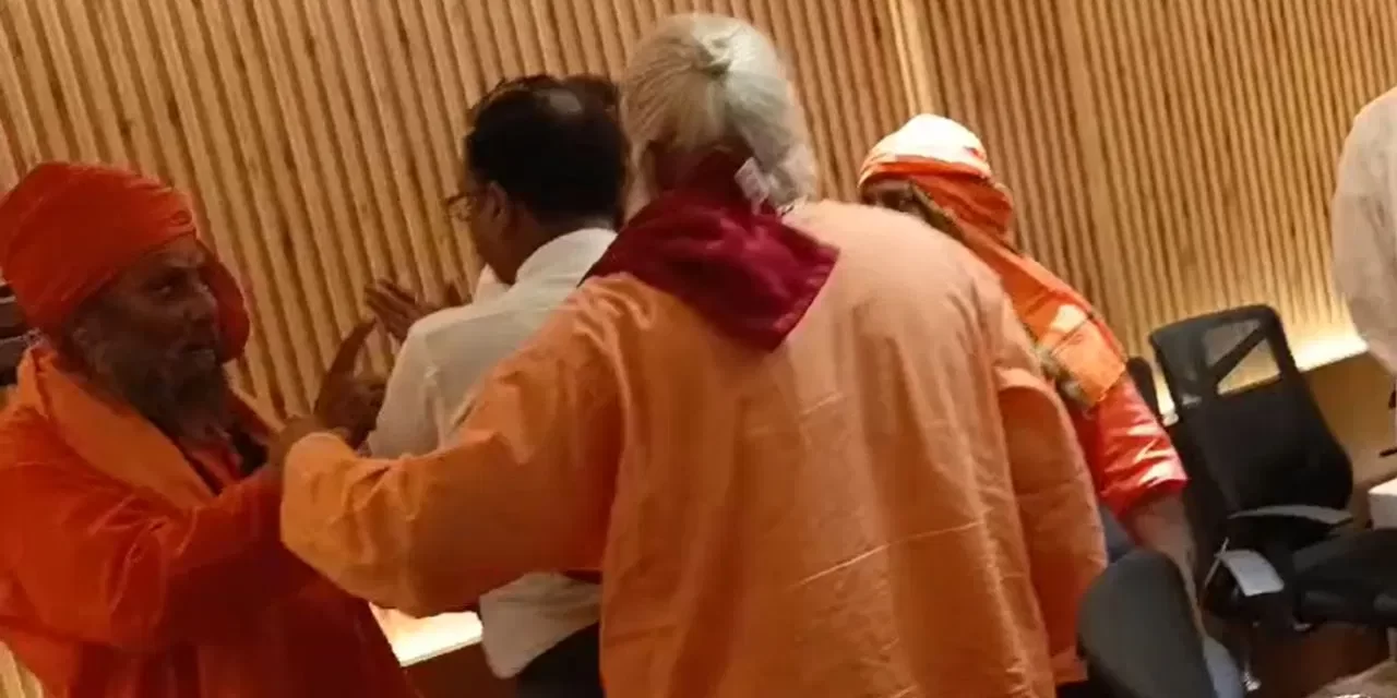 प्रयागराज में अखाड़ा परिषद की बैठक में हंगामा, 2 गुट आए आमने-सामने; साधु-संतों में जमकर हुई मारपीट