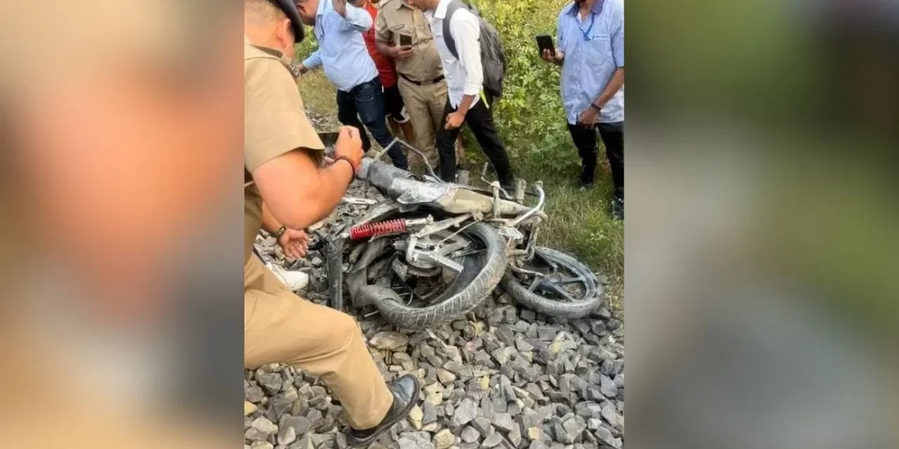 प्रयागराज: सामने से आ रही थी वंदे भारत एक्सप्रेस, ट्रैक पर बाइक छोड़कर भागा युवक, काफी दूर तक घिसटी