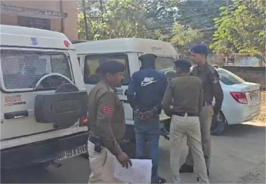 शहडोल के अस्पताल में मरीज के अटेंडर से लूट, खुद को CID अधिकारी बताकर नगदी ले गए सफाई कर्मचारी