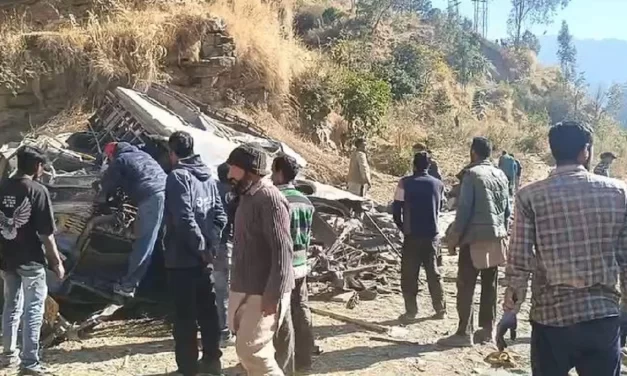 हिमाचल प्रदेश के कुल्लू में बड़ा हादसा, 25 यात्रियों से भरी बस 200 फीट गहरी खाई में गिरी, कई लोगों की मौत