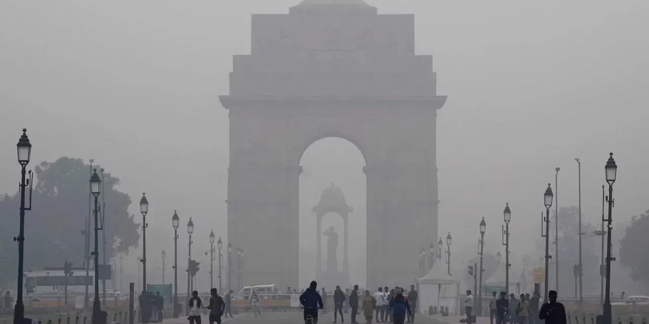 दिल्ली की हवा फिर जहरीली! डीजल गाड़ियों पर बैन, हाईब्रिड मोड पर स्कूल; GRAP-3 की पाबंदियां लागू