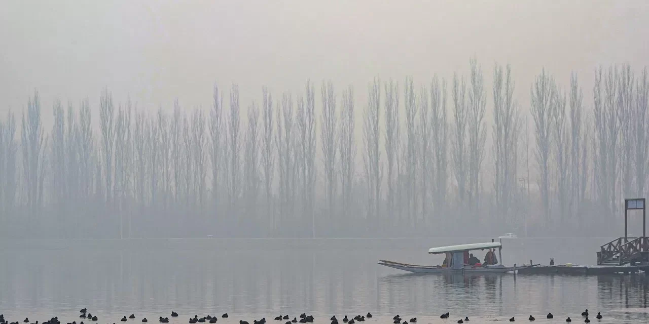 कश्मीर में चिल्लई कलां शुरू, श्रीनगर में जमी डल झील ,पाइप लाइन में जमा पानी