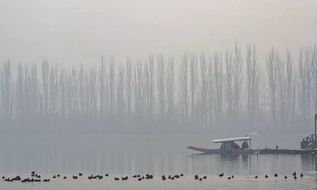 कश्मीर में चिल्लई कलां शुरू, श्रीनगर में जमी डल झील ,पाइप लाइन में जमा पानी