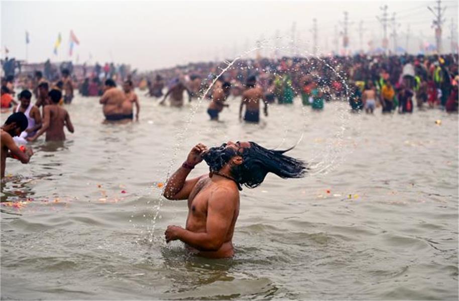 पुष्प वर्षा के साथ Maha Kumbh का आगाज, पहले दिन करोडों श्रद्धालुओं ने गंगा में लगाई डुबकी