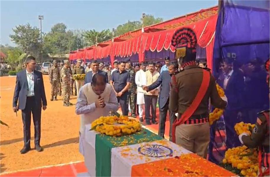 बीजापुर नक्सली हमले के शहीदों को CM साय ने दी श्रद्धांजलि, कहा- माओवादियों ने बौखलाहट में दिया घटना को अंजाम