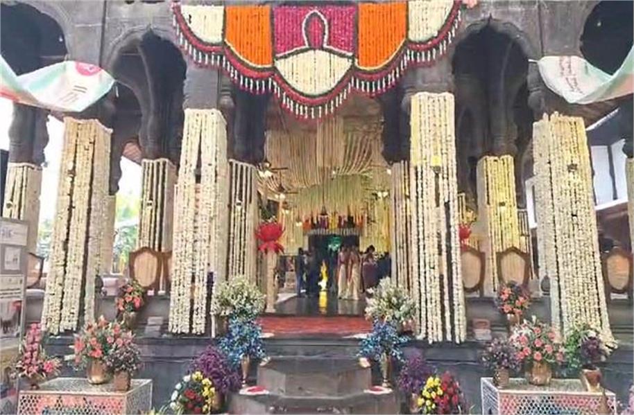 इंदौर के गोपाल मंदिर को शादी के लिए किराए पर दिया…भगवान की प्रतिमा के पास परोसा गया खाना, होगी जांच