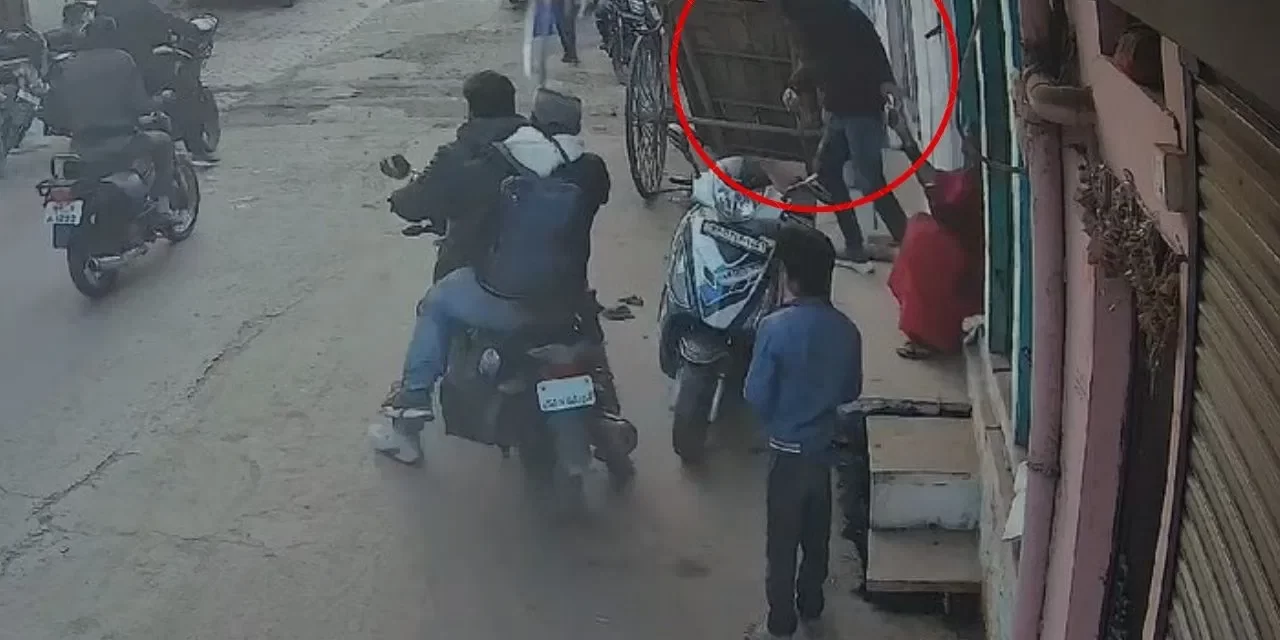 शिवपुरी: पहले छुए पैर, फिर सोने की चेन छीनकर भागा युवक; CCTV में कैद हुई घटना