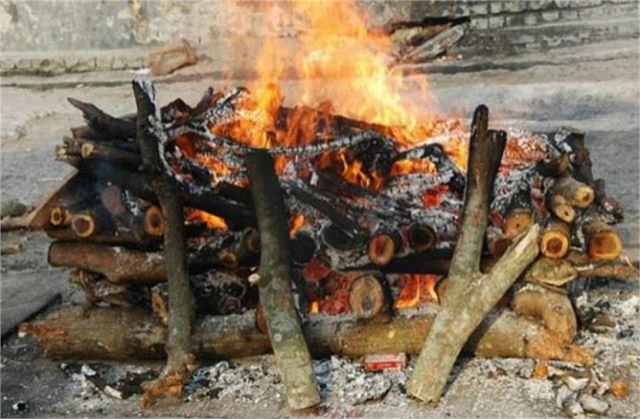 पिता के अंतिम संस्कार को लेकर दो भाइयों में हुआ ऐसा विवाद कि बड़ा भाई बोला- “पिता के शव के 2 टुकड़े कर दो”