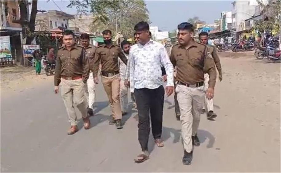 खंडवा में पुलिस ने बदमाश का निकाला जुलूस, जुआ खेलते पकड़ा फिर दे रहा था धमकी