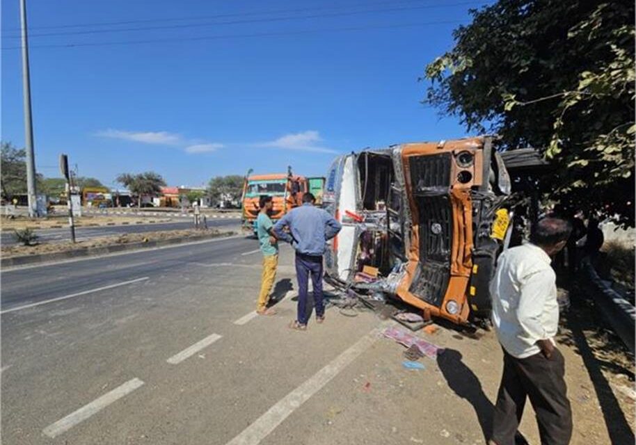 नीमच में भीषण सड़क हादसा, ट्रक और कार की हुई जोरदार भिड़ंत, कड़ी मशक्कत के बाद लोगों को निकाला गया बाहर