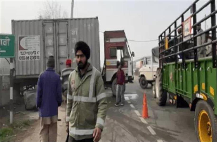 Jalandhar-Pathankot Highway: जालंधर-पठानकोट हाईवे पर भीषण सड़क हादसा, मां और मासूम बच्ची की दर्दनाक मौत; कार के उड़े परखच्चे Jalandhar-Pathankot Highway: जालंधर-पठानकोट हाईवे पर भीषण सड़क हादसा, मां और मासूम बच्ची की दर्दनाक मौत; कार के उड़े परखच्चे
