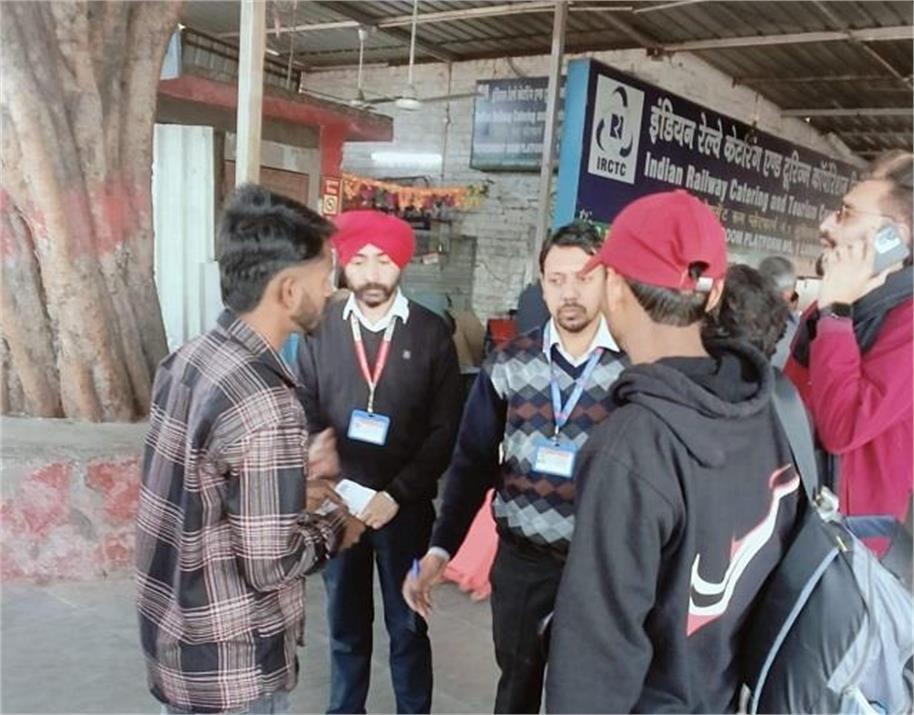Ludhiana Railway Station: लुधियाना स्टेशन पर ‘फोर्ट्रेस चेक’ से मचा हड़कंप, बिना टिकट यात्रा करने वालों से वसूला भारी जुर्माना Ludhiana Railway Station: लुधियाना स्टेशन पर ‘फोर्ट्रेस चेक’ से मचा हड़कंप, बिना टिकट यात्रा करने वालों से वसूला भारी जुर्माना