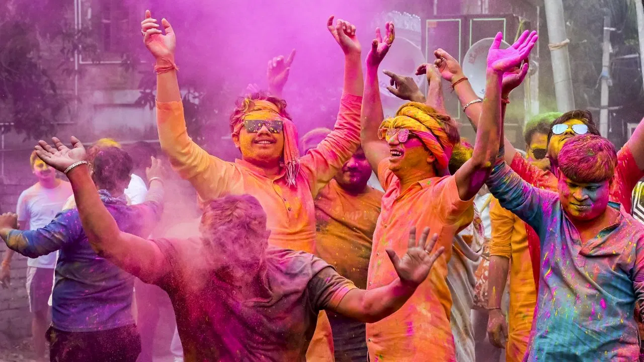 Holi 2026: आपकी राशि के लिए कौन-सा रंग है सबसे लकी? लाल, पीला या हरा… खेलने से पहले जान लें Holi 2026: आपकी राशि के लिए कौन-सा रंग है सबसे लकी? लाल, पीला या हरा… खेलने से पहले जान लें