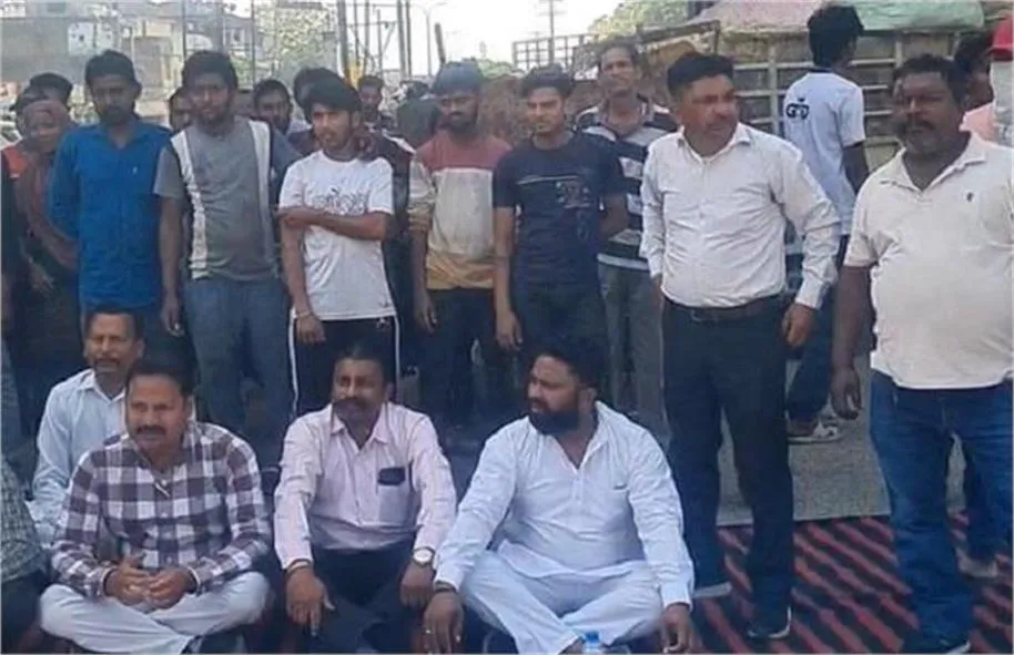 लुधियाना के प्रताप चौक पर जबरदस्त जाम! सफाई कर्मचारियों ने बीच सड़क पर दिया धरना। लुधियाना के प्रताप चौक पर जबरदस्त जाम! सफाई कर्मचारियों ने बीच सड़क पर दिया धरना।