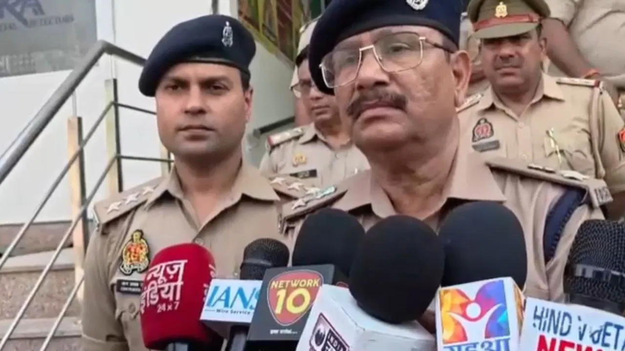 Ghaziabad Crime: छुट्टी के विवाद में बैंक गार्ड ने मैनेजर को मारी गोली, पुलिस ने आरोपी को किया गिरफ्तार; लोनी की सनसनीखेज वारदात Ghaziabad Crime: छुट्टी के विवाद में बैंक गार्ड ने मैनेजर को मारी गोली, पुलिस ने आरोपी को किया गिरफ्तार; लोनी की सनसनीखेज वारदात