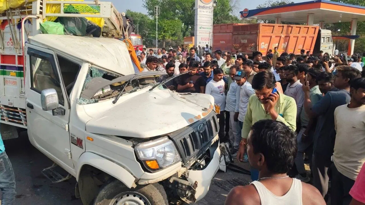 Kaushambi Road Accident: कौशांबी में भीषण सड़क हादसा, कंटेनर से टकराई श्रद्धालुओं की पिकअप, 8 की मौत Kaushambi Road Accident: कौशांबी में भीषण सड़क हादसा, कंटेनर से टकराई श्रद्धालुओं की पिकअप, 8 की मौत