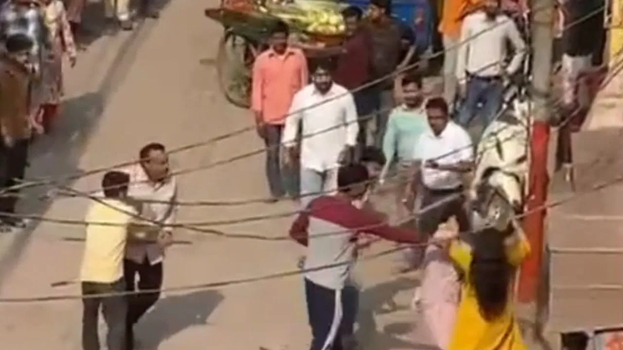 Bareilly Crime News: बरेली में संपत्ति विवाद को लेकर मां-बेटियों पर जानलेवा हमला, आरोपी जेठ ने बीच सड़क पर बरसाईं लाठियां; गंभीर हालत में अस्पताल भर्ती Bareilly Crime News: बरेली में संपत्ति विवाद को लेकर मां-बेटियों पर जानलेवा हमला, आरोपी जेठ ने बीच सड़क पर बरसाईं लाठियां; गंभीर हालत में अस्पताल भर्ती