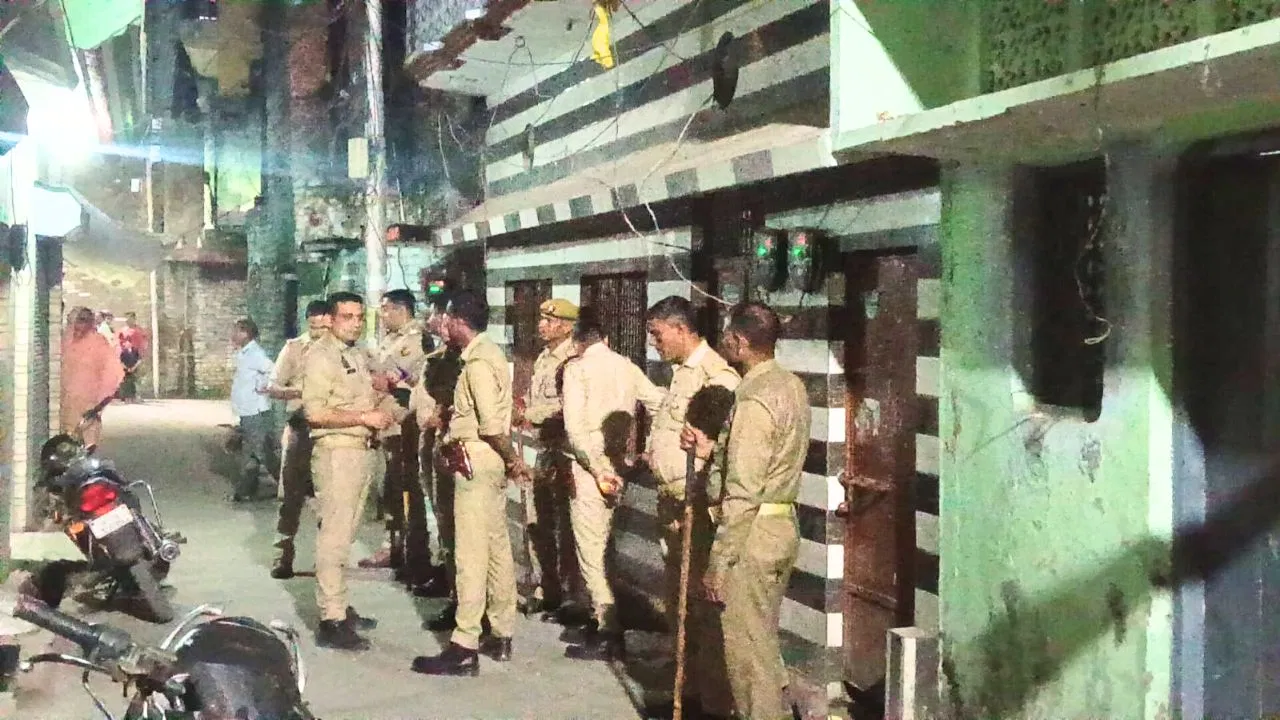 Bareilly Crime News: अश्लील हरकत का विरोध करने पर सब्जी वाले के घर पथराव, ईंट लगने से बुजुर्ग महिला की मौत Bareilly Crime News: अश्लील हरकत का विरोध करने पर सब्जी वाले के घर पथराव, ईंट लगने से बुजुर्ग महिला की मौत