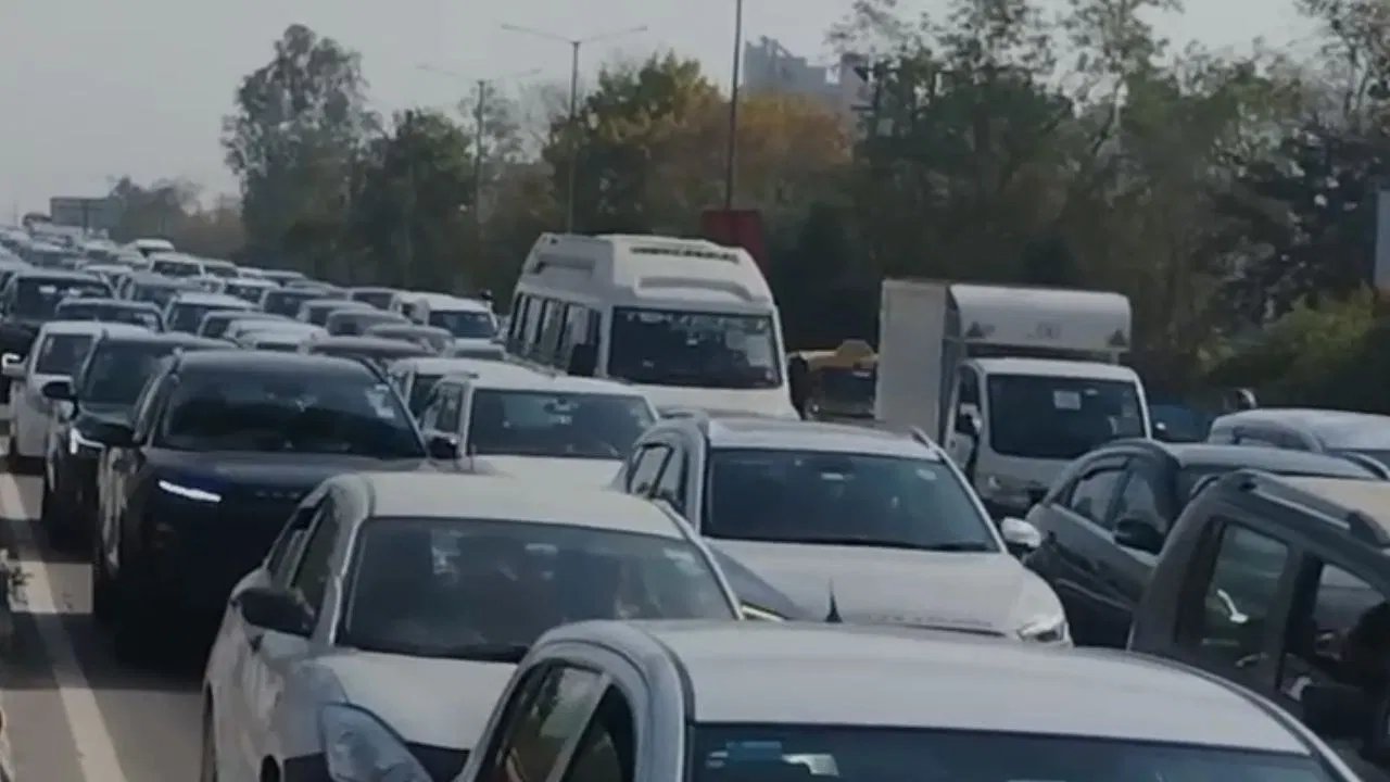 Noida Elevated Road Traffic: नोएडा एलिवेटेड रोड बना ‘जाम का जंजाल’, सेक्टर-18 से 62 तक गाड़ियों की कतार; वर्क शेड्यूल बिगड़ने से लोग परेशान