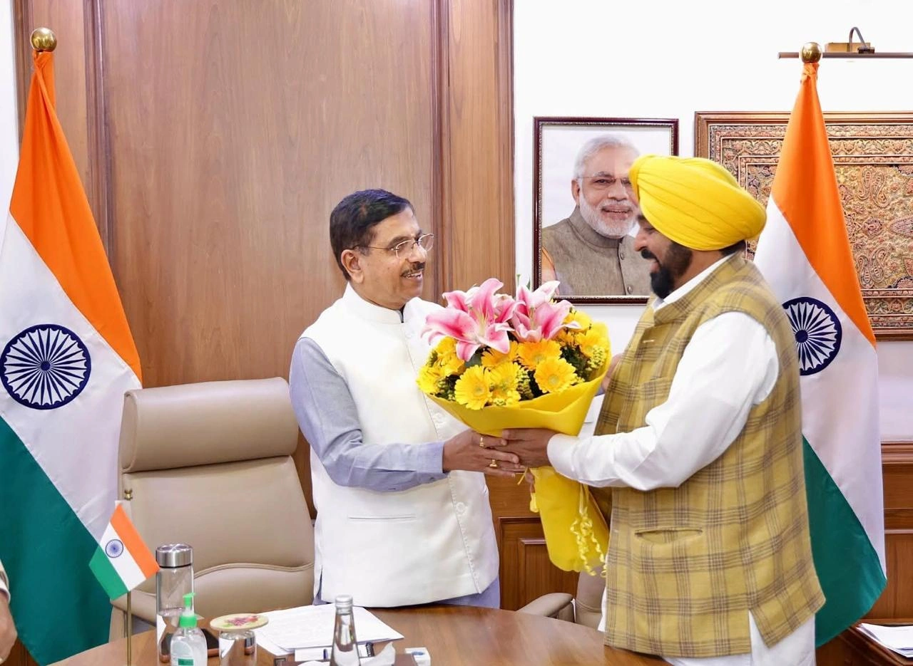 किसानों के लिए बड़ी राहत; पंजाब में भारतीय खाद्य निगम के गोदामों में पड़े 155 लाख मीट्रिक टन चावल और गेहूं के स्टॉक की लिफ्टिंग के लिए विशेष रेल गाड़ियां चलाई जाएंगी: मुख्यमंत्री भगवंत सिंह मान किसानों के लिए बड़ी राहत; पंजाब में भारतीय खाद्य निगम के गोदामों में पड़े 155 लाख मीट्रिक टन चावल और गेहूं के स्टॉक की लिफ्टिंग के लिए विशेष रेल गाड़ियां चलाई जाएंगी: मुख्यमंत्री भगवंत सिंह मान