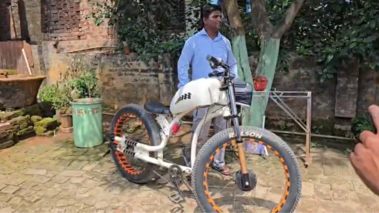 Katihar News: कटिहार के लाल का कमाल! मात्र 7 रुपये में चलेगी 100 KM, बना डाली सबसे सस्ती ई-साइकिल Katihar News: कटिहार के लाल का कमाल! मात्र 7 रुपये में चलेगी 100 KM, बना डाली सबसे सस्ती ई-साइकिल